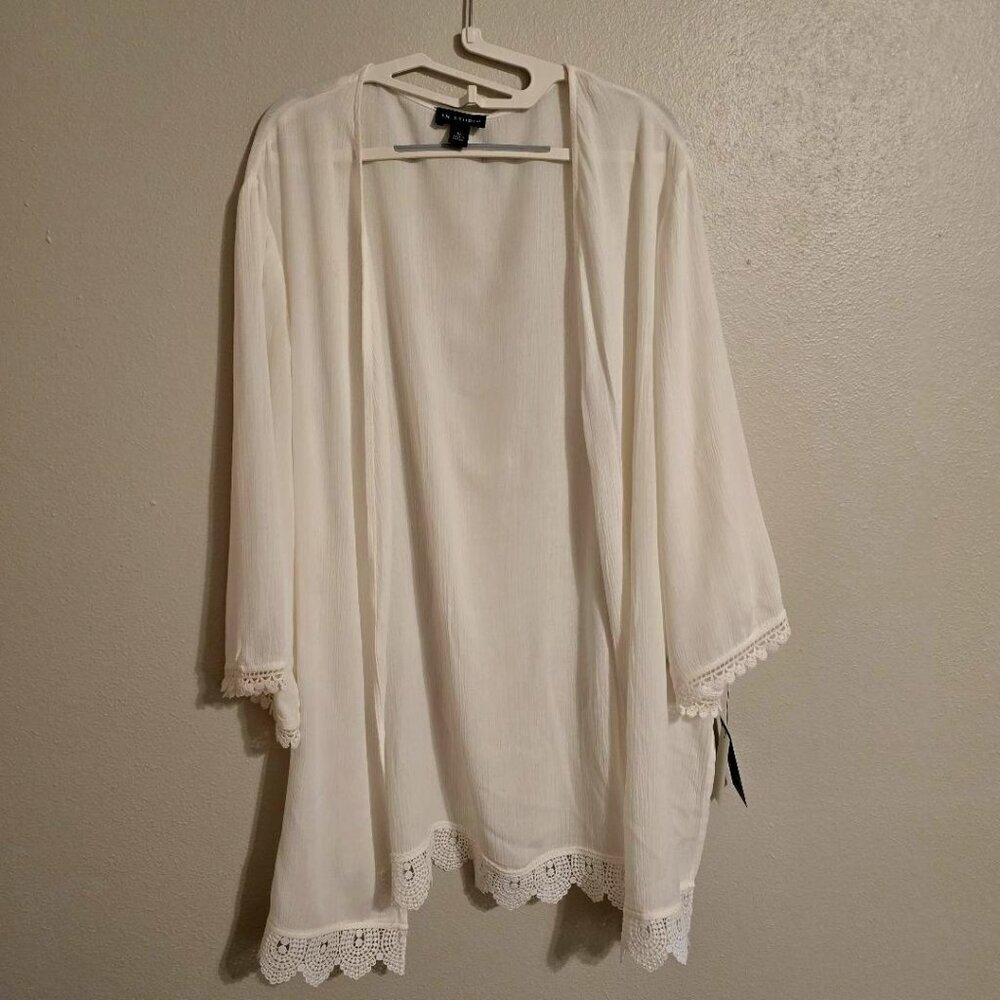 NWT I.N. Studio White Beautiful Kimono Top / Cardigan Size L. Lace Cuff & Hem